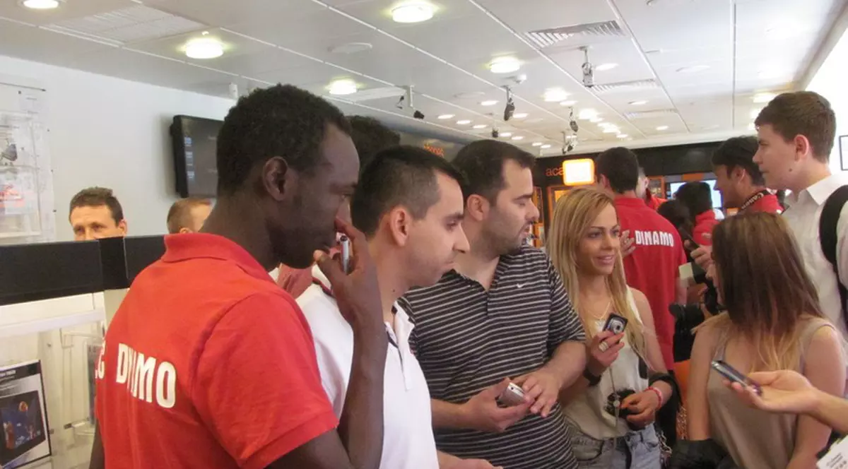 Jucătorii de la Dinamo, şedinţă foto într-un magazin din Galaţi | FOTO