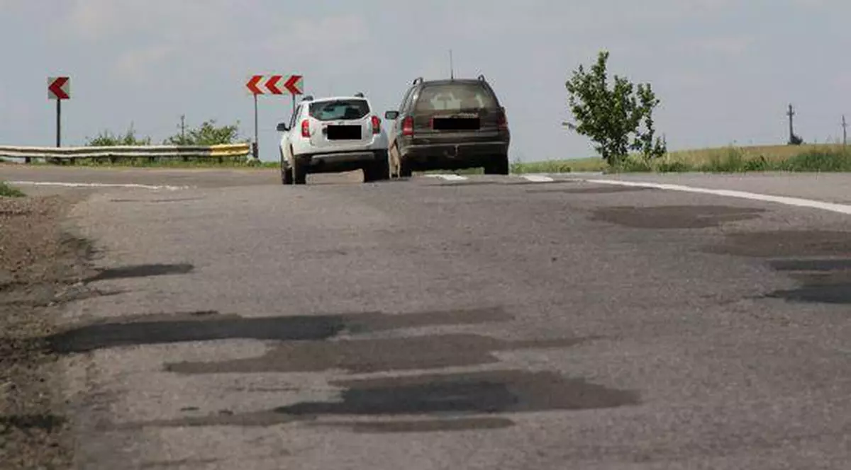 Şoferii din Botoşani se răscoală: Cer să nu mai plătească taxă pentru un drum plin de gropi