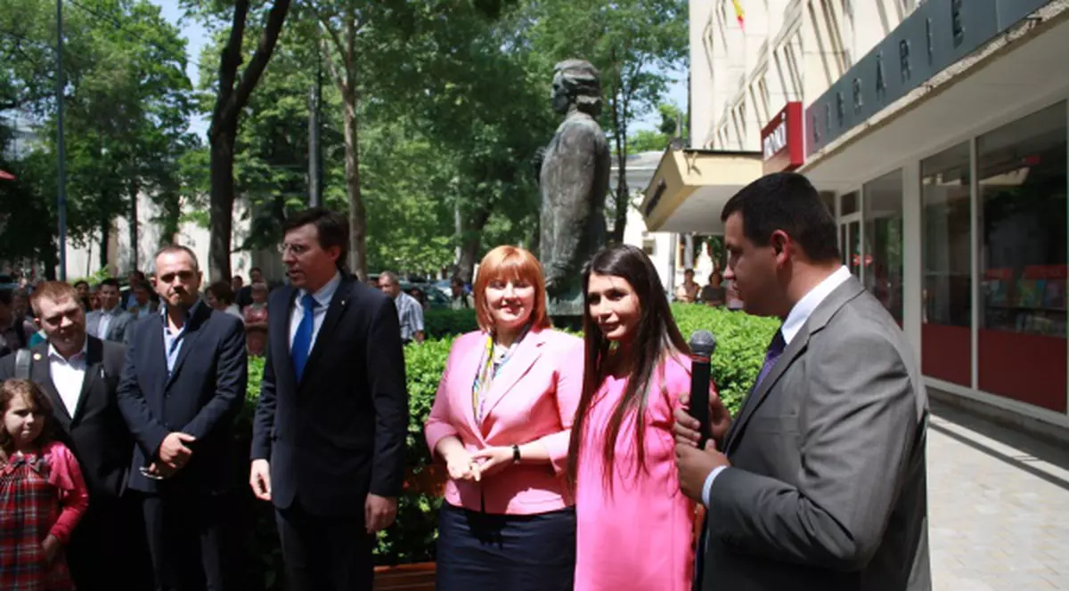 Ce rochie a ales EBA pentru un eveniment politic! Tu ce crezi, i se potriveşte?