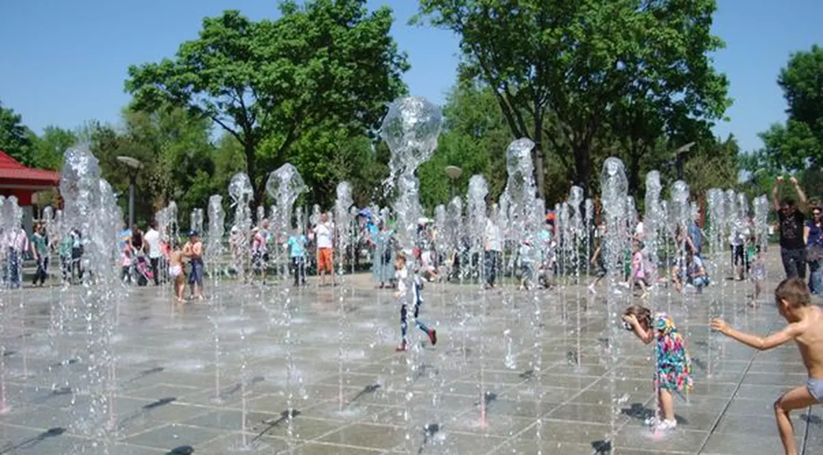 Se bălăcesc într-o fântână arteziană muzicală. Vezi unde se află cea mai nouă distracţie a puştilor din Capitală!