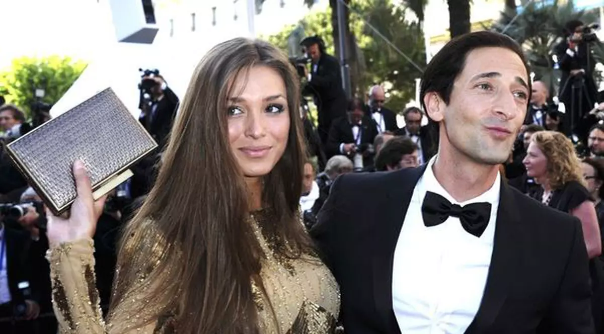 Uite ce iubită frumoasă are Adrien Brody, actorul năsos din "Pianistul"! | FOTO
