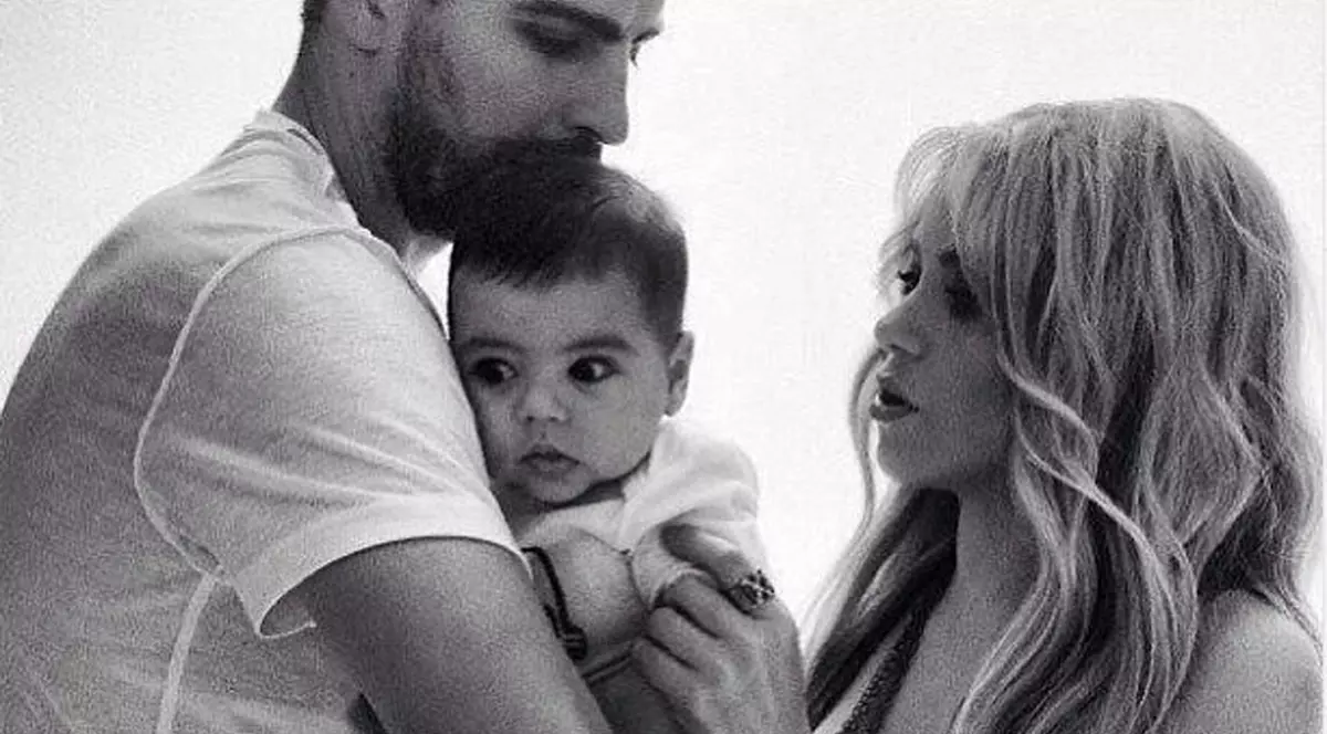 Ce familie fericită! Shakira şi Pique sunt topiţi după mândreţea lor de băieţel! 