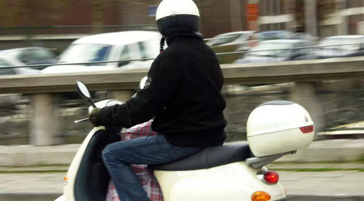 Scuterişti ”săltaţi” de poliţie în trafic