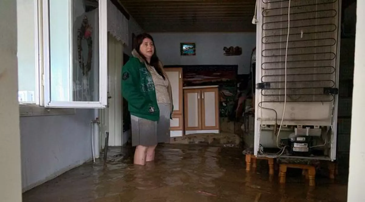 Bătuţi de soartă înainte de Sărbători! Mai mulţi suceveni s-au trezit cu apa până la genunchi în case