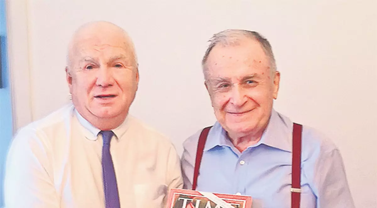 Tăbăcaru, cadou de colecţie pentru Iliescu