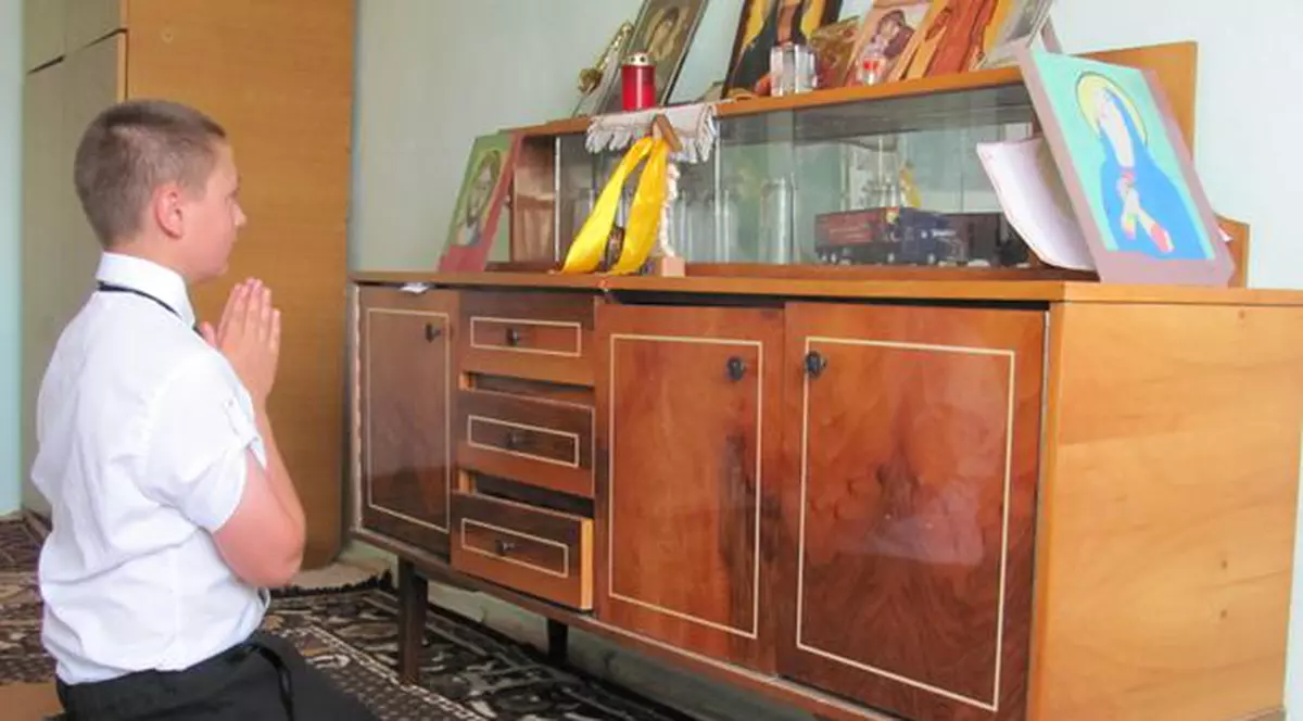 IMAGINI RĂVĂŞITOARE! Copilul ajutat de latifundiarul din Pipera se roagă pentru Gigi în faţa icoanelor