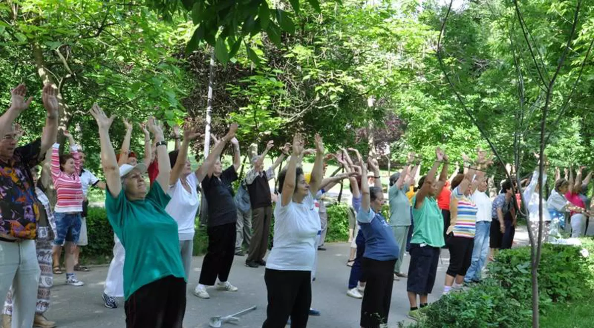 300 de bătrâni au făcut gimnastică într-un parc din Capitală