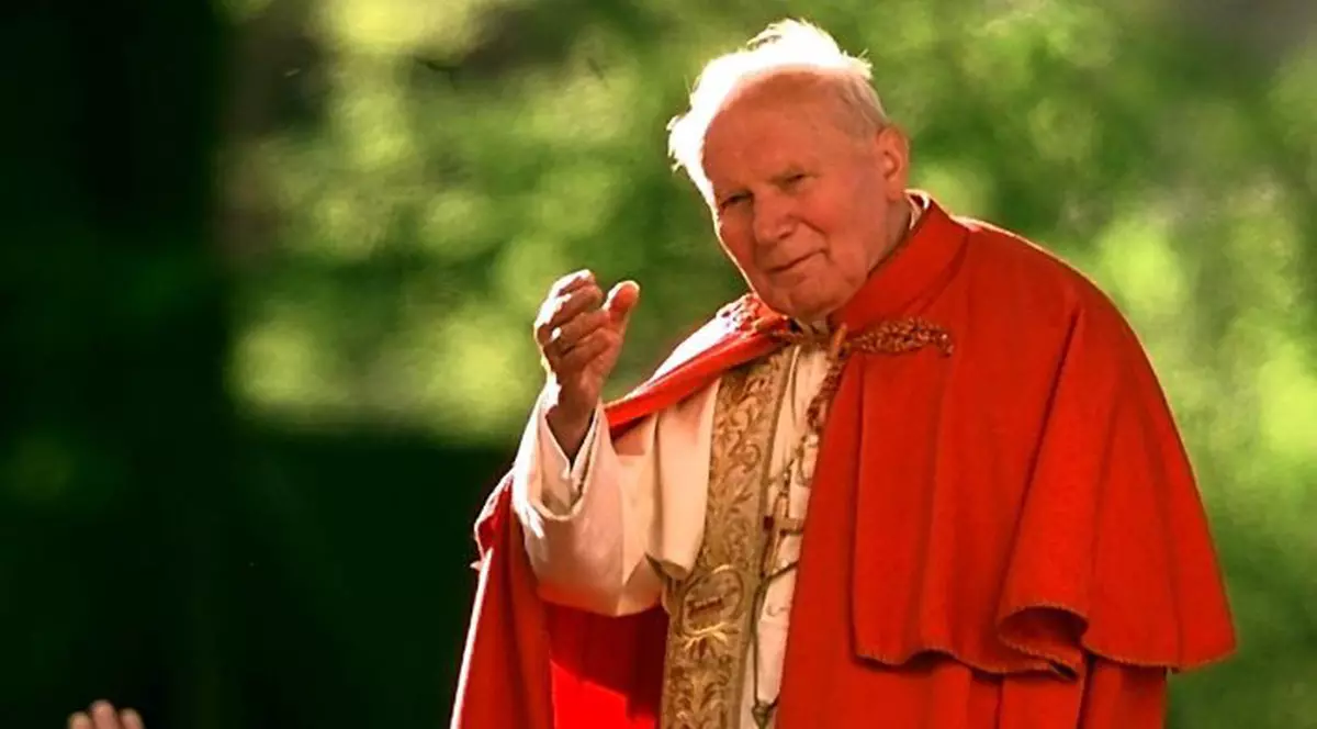 DE NECREZUT! Un artist a fost ARESTAT, pentru că SEMĂNA PREA MULT cu Papa Ioan Paul al II-lea 