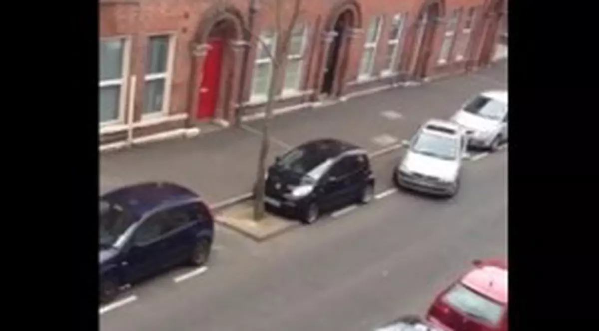 ATENŢIE, FEMEIE LA VOLAN! Cât i-a luat să facă o parcare laterală! | VIDEO