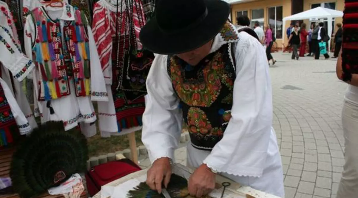 Meserii care mor: Leon Jora e ultimul meşter care ştie să aşeze penele de păun pe clopul tradiţional 