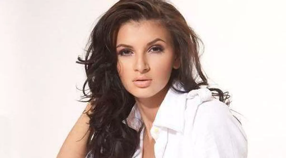 Viaţa de PRINŢESĂ DE DUBAI îi PRIEŞTE. Uite cât de TRĂSNET ARATĂ într-un COSTUM DE BAIE MINUSCUL