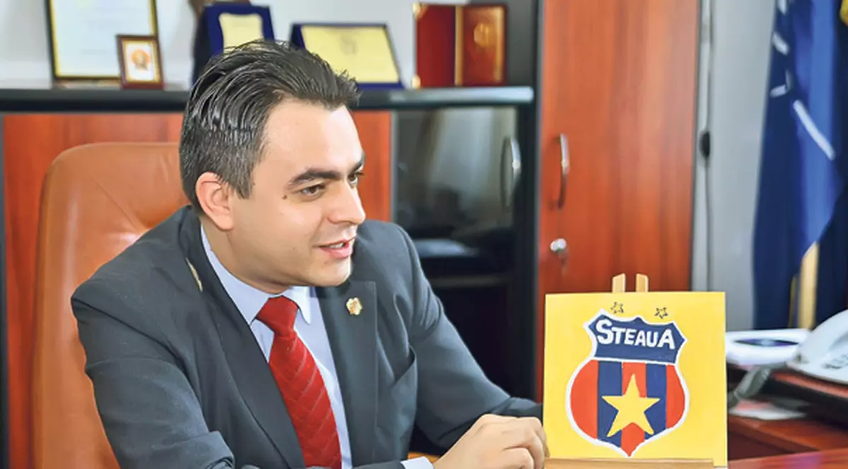 EXCLUSIV | «Câinele» stelist! Cătălin Chiper şi-a umplut biroul cu simboluri roş-albastre | FOTO