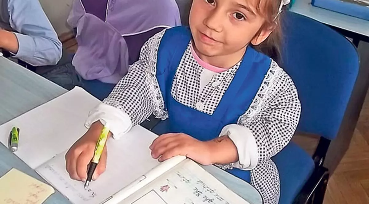 Poate să scrie după 33 de operaţii! Kassandra, fiica adoptivă a soţilor Iosif şi Dana Rotariu, se simte mai bine