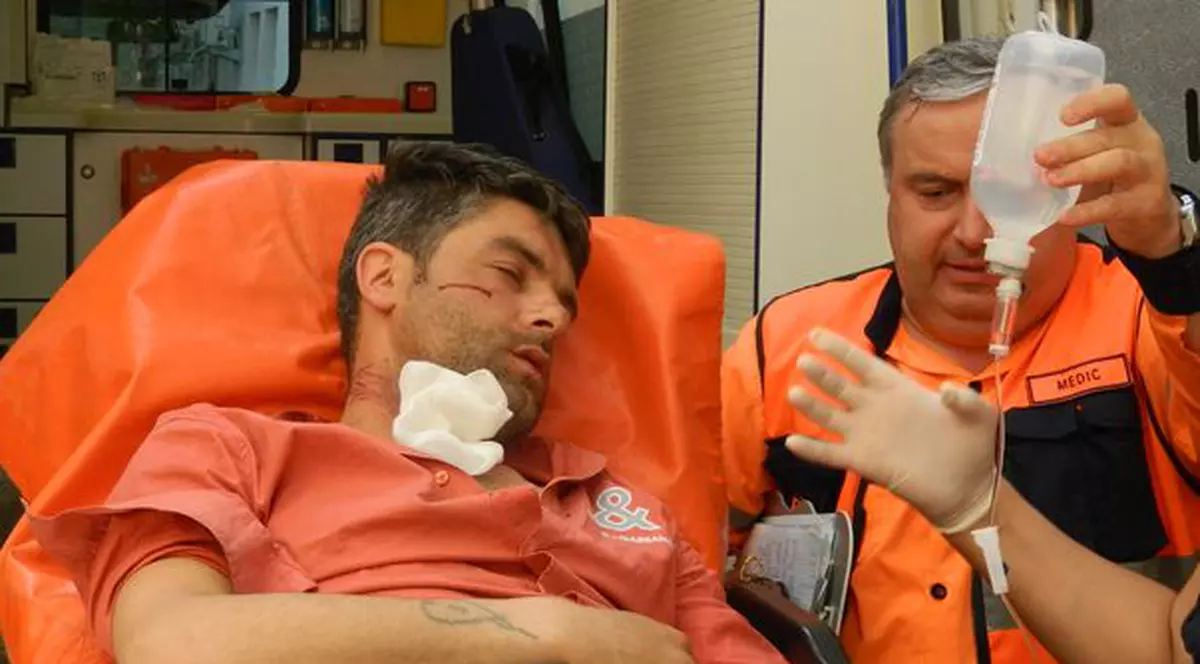 S-a tăiat cu lama de nervi că nu poate să îşi rănească iubita