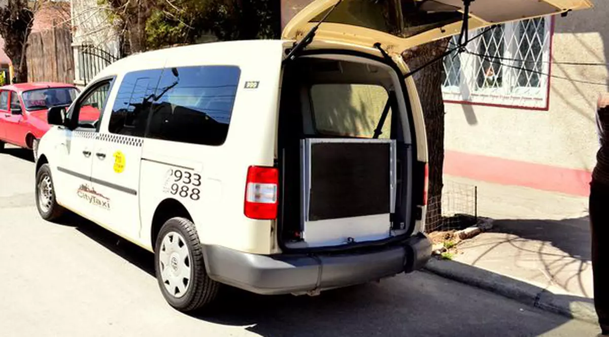 La Constanţa circulă taxiul pentru persoane cu dezabilităţi 