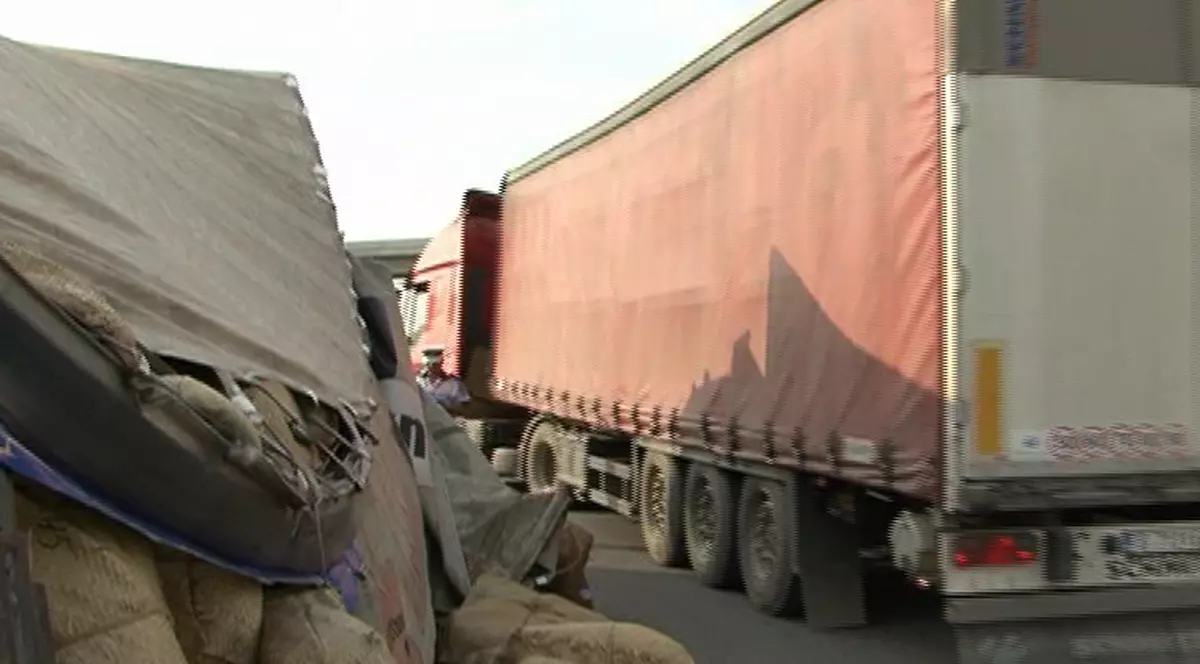 Baxuri de mătase rasturnate pe autostradă | FOTO