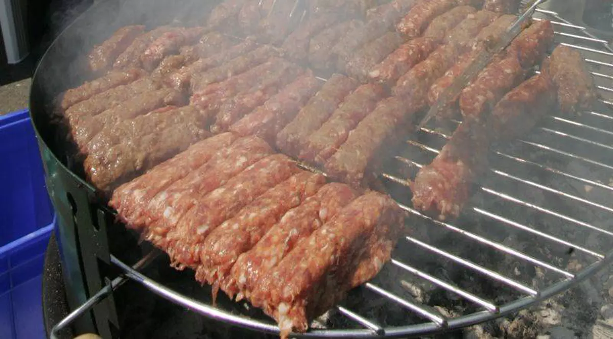 Sute de kilograme de mici infestataţi cu Salmonella, pe rafturile magazinelor