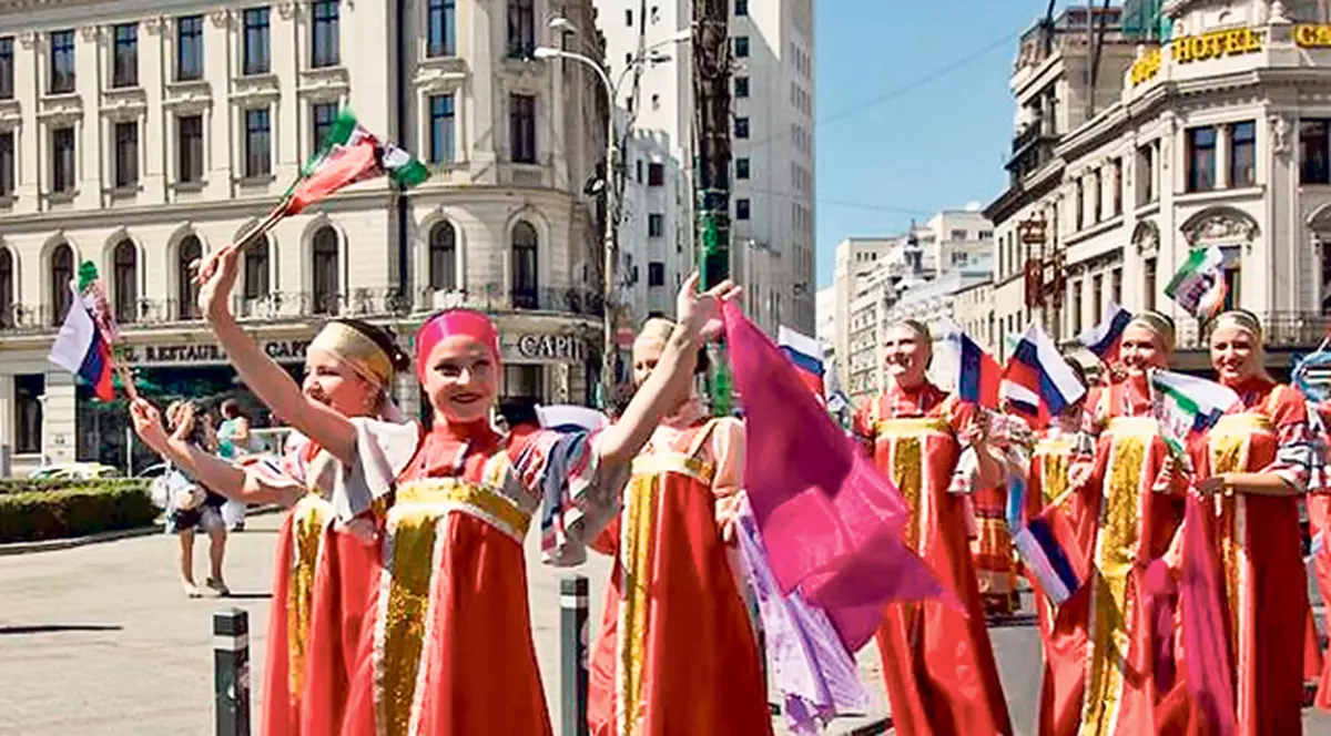 Paradă de costume populare în centrul Capitalei