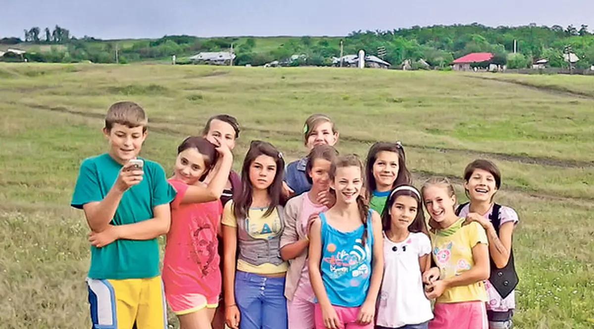 Satul-maternitate | În Valea Grecului este cea mai mare natalitate din ţară. Fiecare familie are cel puţin 5-6 urmaşi!