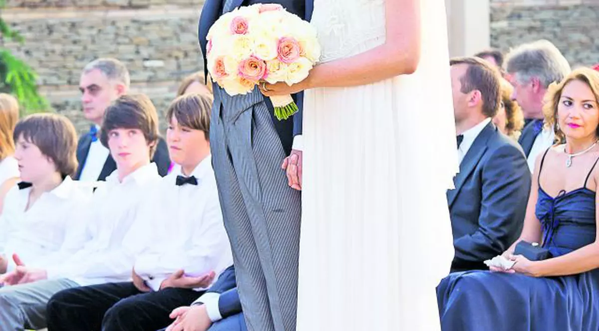 Le-au dăruit nuntaşilor spray anticaniculă 