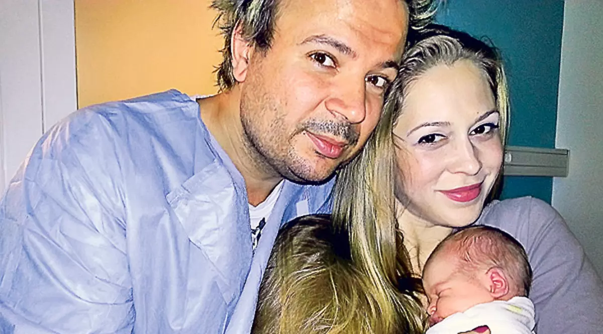 Are tata o fetiţă frumuşică foc! Dan Helciug o ia de la capăt cu scutecele