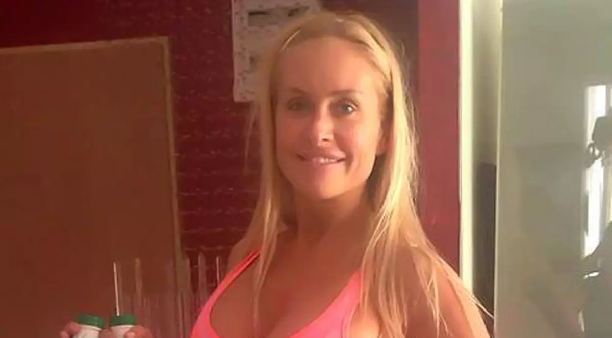 BUCATĂ DE BUCATĂ! Uite-o pe Vica lui Piţurcă cât e de tonifiată!