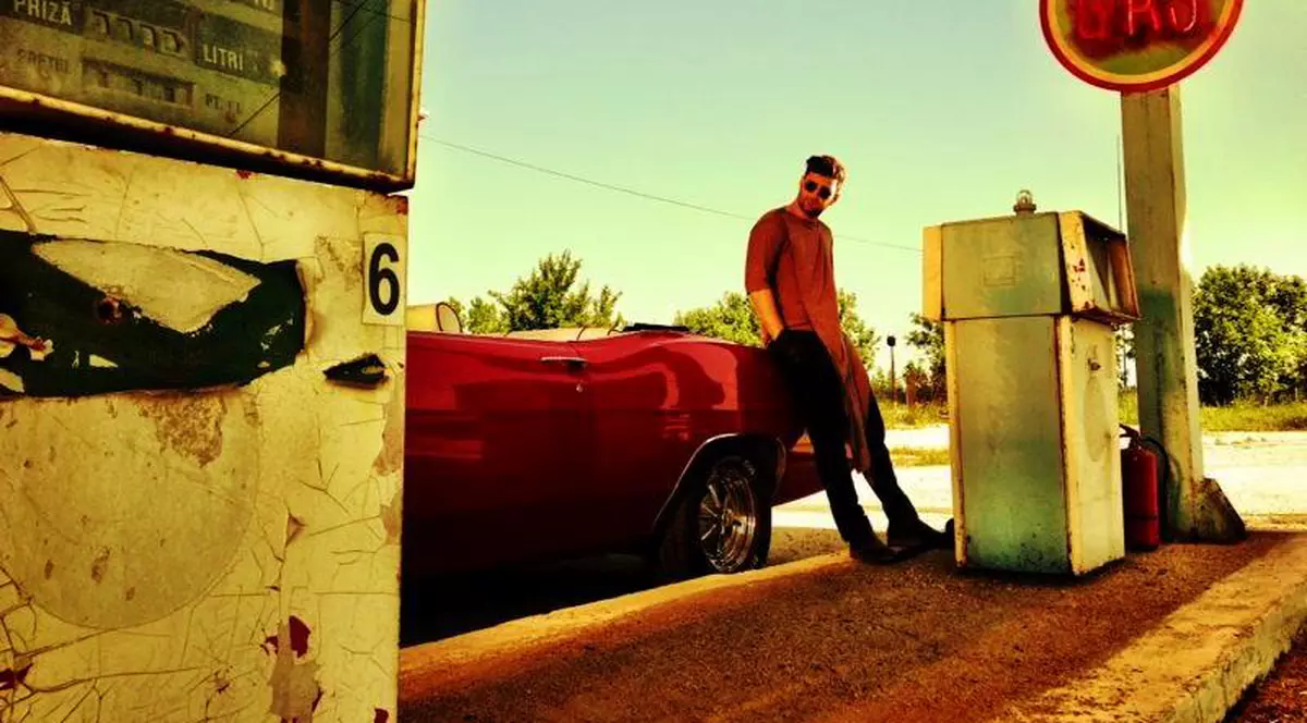 SMILEY, AI RĂMAS FĂRĂ GAZ? Iată cum aşteaptă cântăreţul, sprijnit de maşină