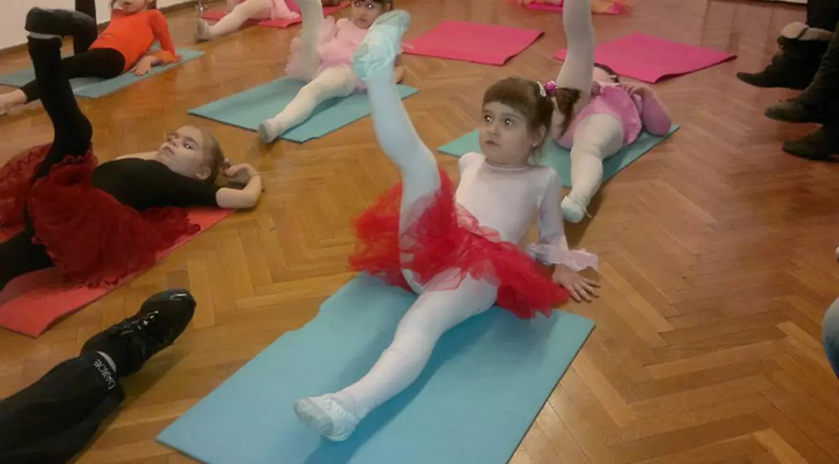 PĂRINŢI DISPERAŢI! Ce vedete şi-au dus fetiţa la balet, ca să nu mai fie băieţoasă