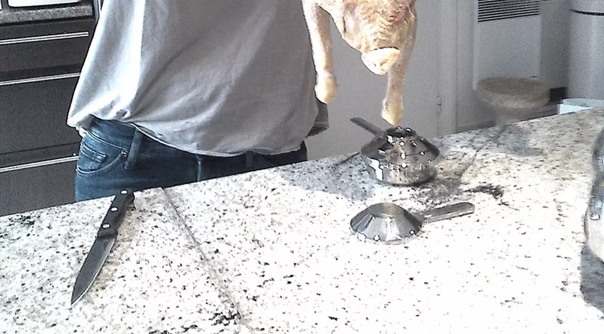 IPOSTAZE INEDITE cu Mihaela Rădulescu! Iat-o TRANSFORMÂNDU-SE dintr-o GOSPODINĂ CARE PÂRLEŞTE O GĂINĂ într-o DIVĂ RAFINATĂ! FOTO