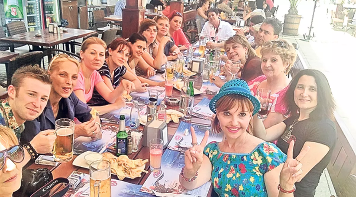 Marina Almăşan şi-a cinstit colegii cu bere, la o terasă din Bulgaria