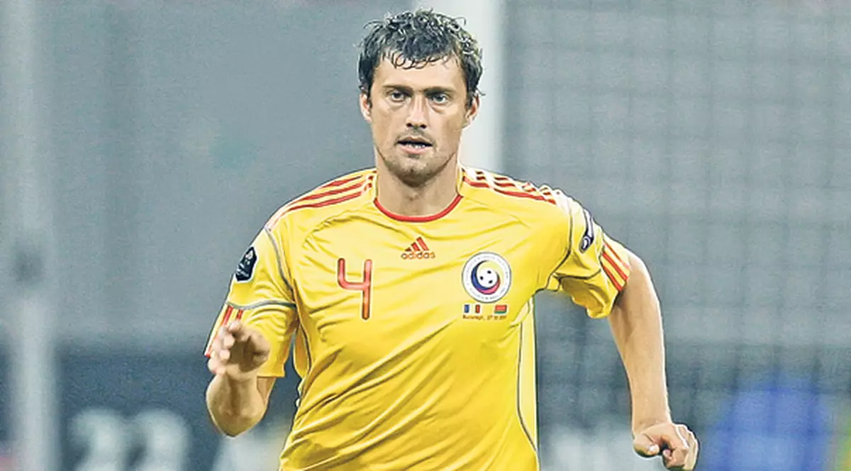 Ce delir! Joia trecută, Gabi Tamaş a jucat poker, «s-a făcut tanc» în Centrul Vechi, a fost abandonat de un şofer de taxi în şanţ şi era să se bată cu poliţiştii