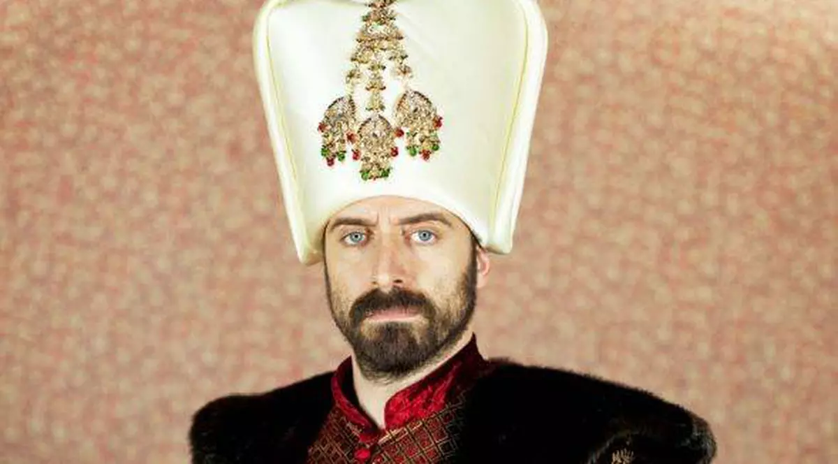 POZE DE COLECŢIE! Iată cum arată actorul Halit Ergenc, interpretul lui "Suleyman Magnificul", ÎN STUDENŢIE! Schimbarea este uluitoare! FOTO
