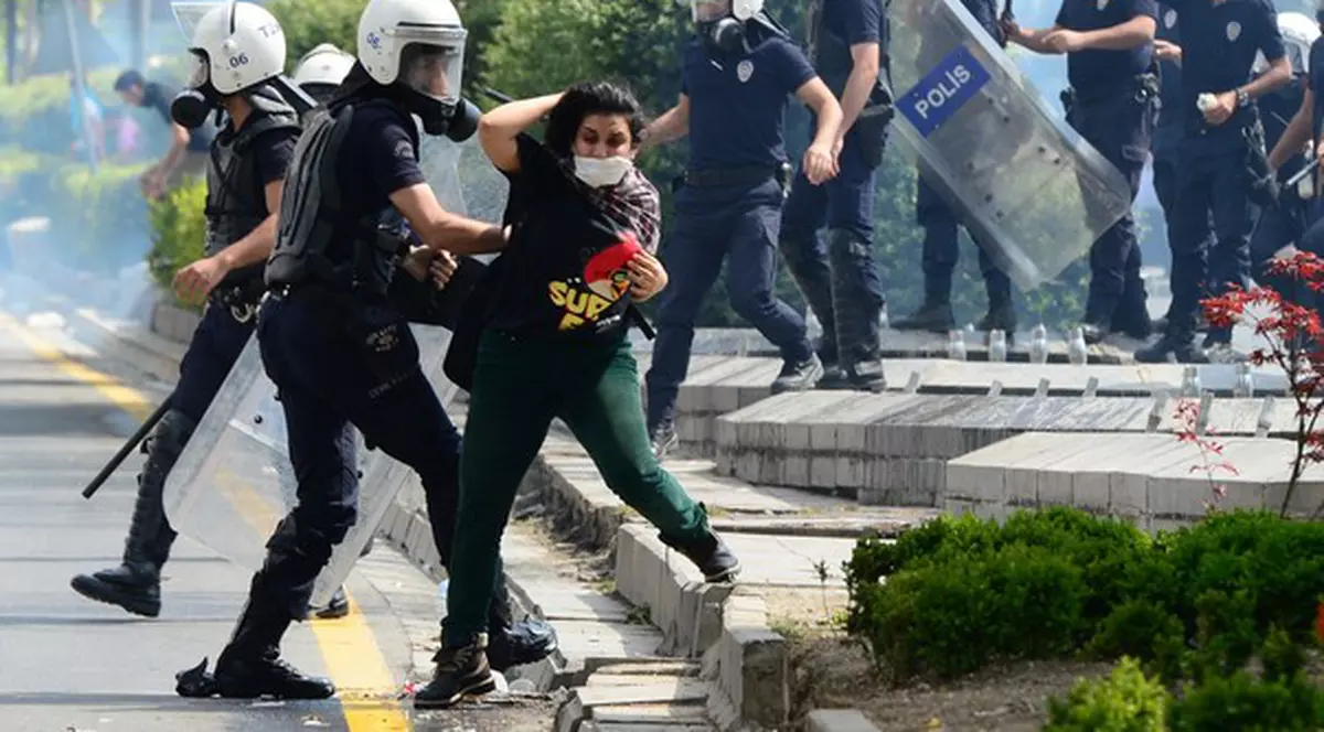 PROTESTELE devin tot MAI VIOLENTE în TURCIA! Un tânăr a fost împuşcat mortal! FOTO