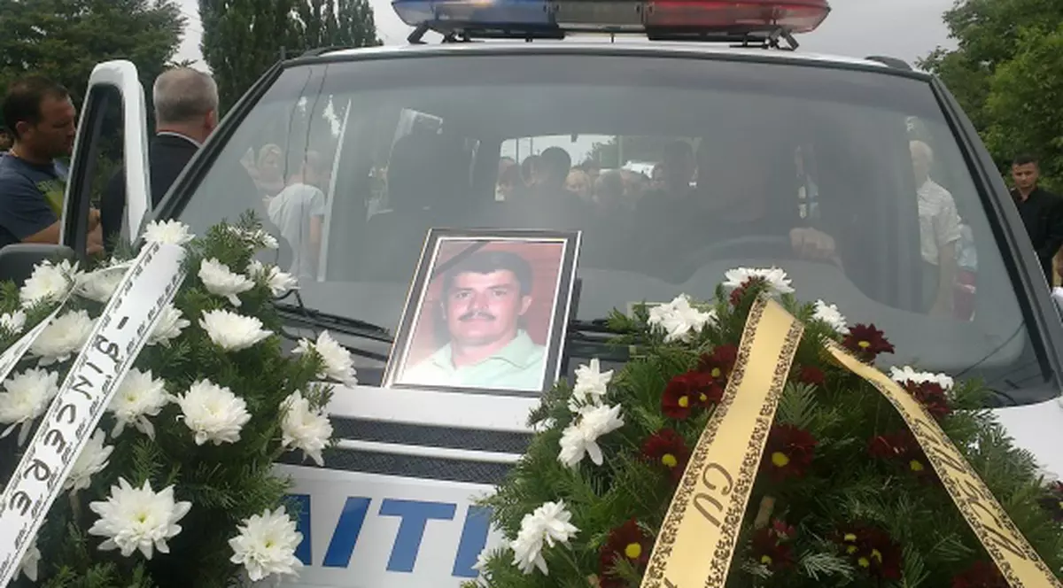 Poliţistul care a condus autocarul groazei, înmormântat la Cimitirul Andronache | FOTO