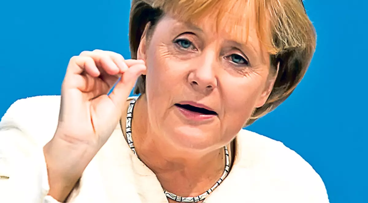 Angela Merkel şi-a ridicat pantalonii în văzul lumii | FOTO ÎN ARTICOL