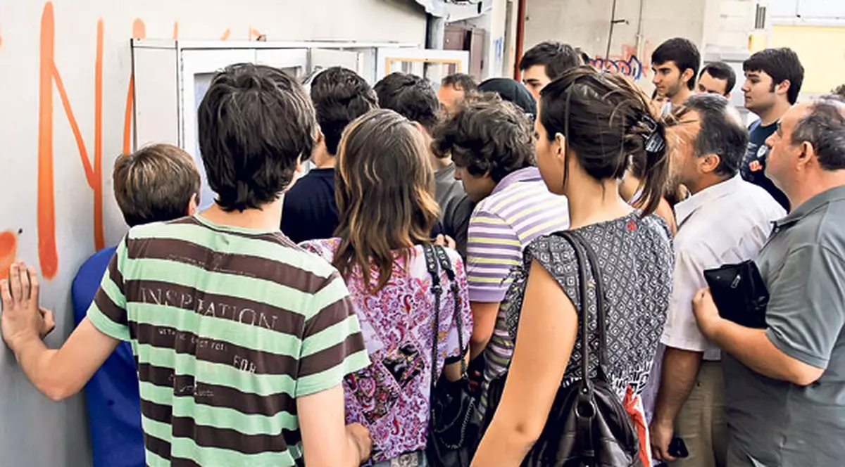 De teamă că vor pica examenul, mii de elevi renunţă la Bac!