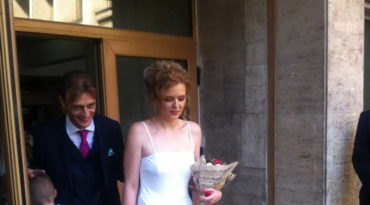 Iată ce ROCHIE a purtat Roberta Anastase în ziua căsătoriei ei! A schimbat două buchete de mireasă! FOTO