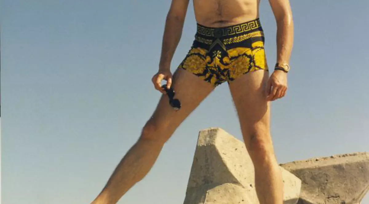 Azi este bărbatul din visul multor femei! Vezi cum arăta în tinereţe cel mai dorit burlac al României l FOTO