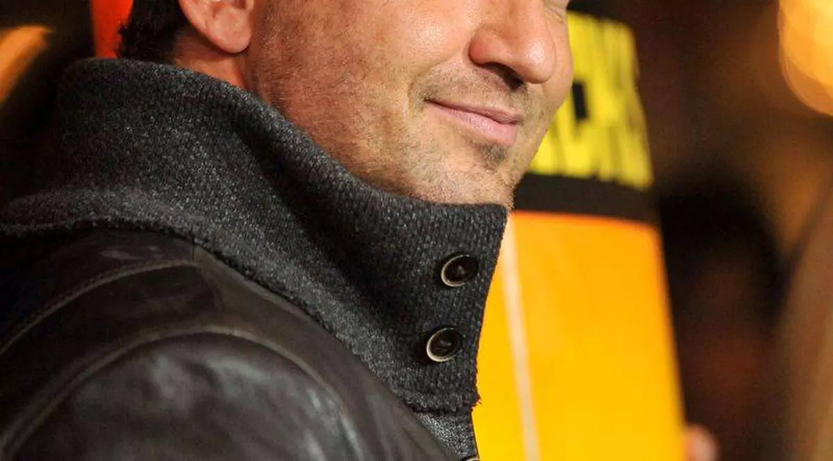 Gerard Butler sparge nuci cu... Dacă vă spunem nu ne credeți, trebuie să vedeți cu ochii voștri - VIDEO 