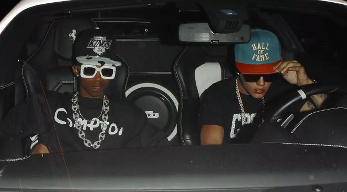 Justin Bieber a dat cu Ferrari-ul peste un fotograf - VIDEO