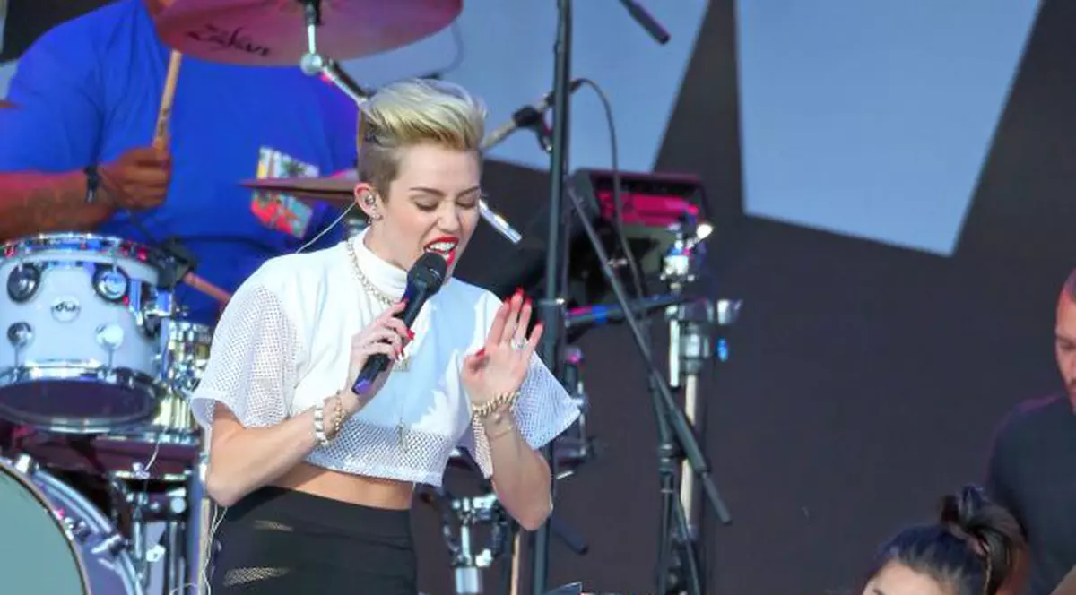 Miley Cyrus, show erotic live cu o dansatoare - VIDEO