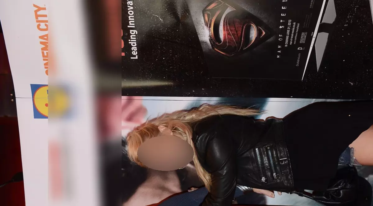 A plecat LA PIPĂIT DE BĂRBAŢI! Uite cum se răcoreşte o celebră blondă