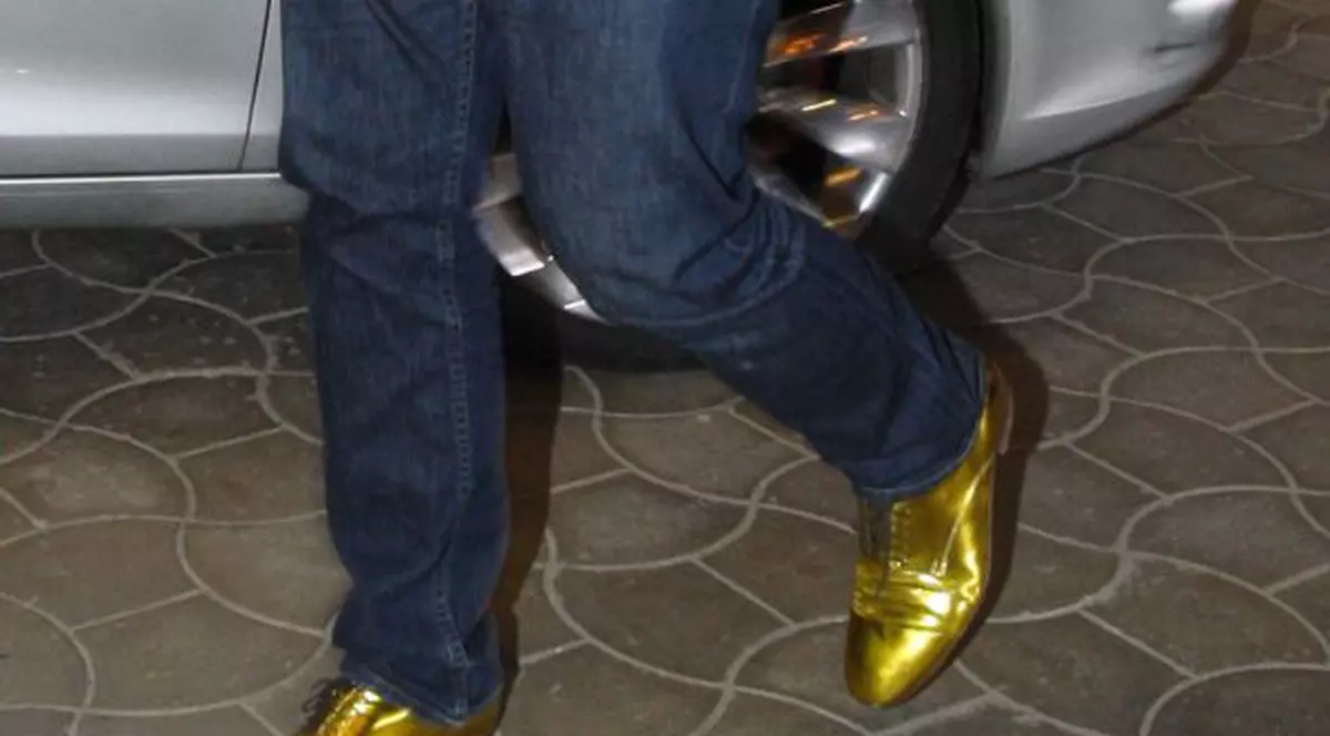 La soare te poţi uita, dar la ei, BA! Uite cine A CĂLCAT CU PANTOFII "DE AUR" la un eveniment monden