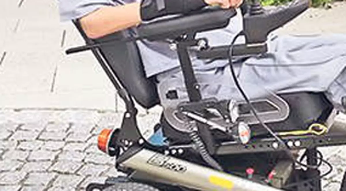 Andrei îşi mişcă mâinile! Băiatul paralizat din Iaşi are nevoie de un scaun Otto Bock