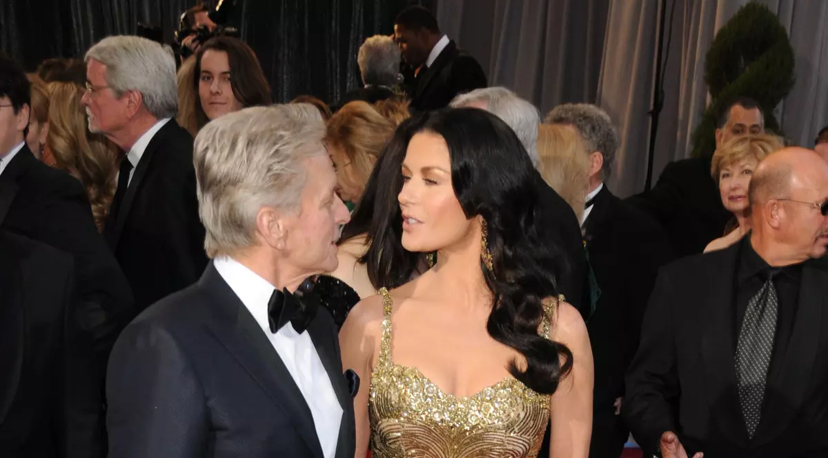 E disperat! Michael Douglas nu ştie cum să-şi mai împace soţia. I-a luat un colier de 40.000$!