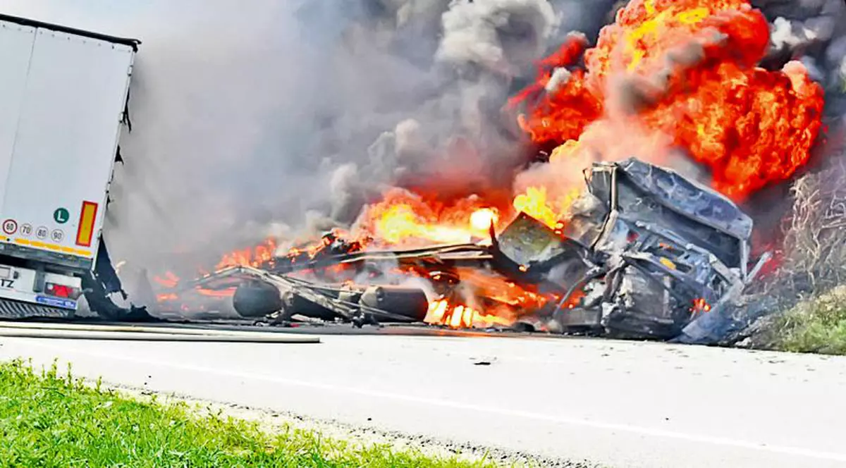 TIR în flăcări pe autostrada A1! Un şofer care a încercat să stingă incendiul a fost lovit de o maşină