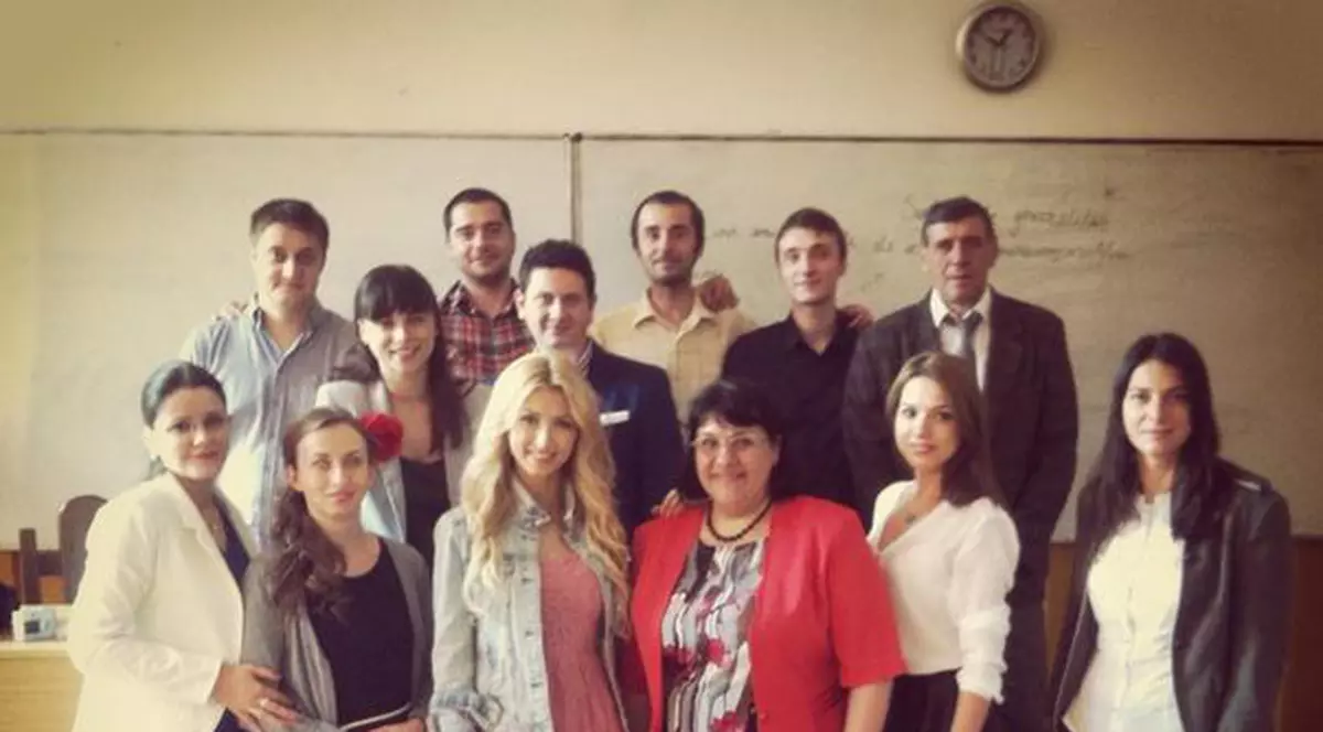 Andreea Bălan a mers la reuniunea de 10 ani de la absolvirea liceului. Uite poze cu colegii şi profesorii artistei!
