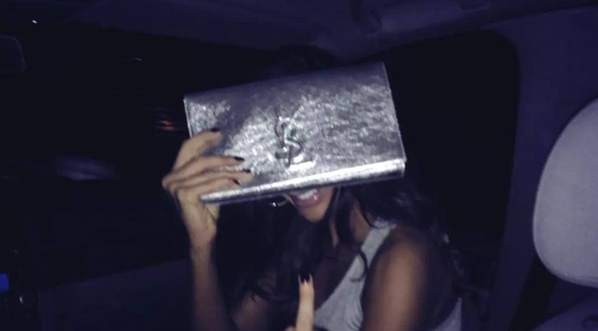 GEST ŞOCANT! Bianca Drăguşanu ÎNJURĂ CA LA UŞA CORTULUI! Uite ce limbaj suburban are şi CUM ARATĂ DEGETUL MIJLOCIU