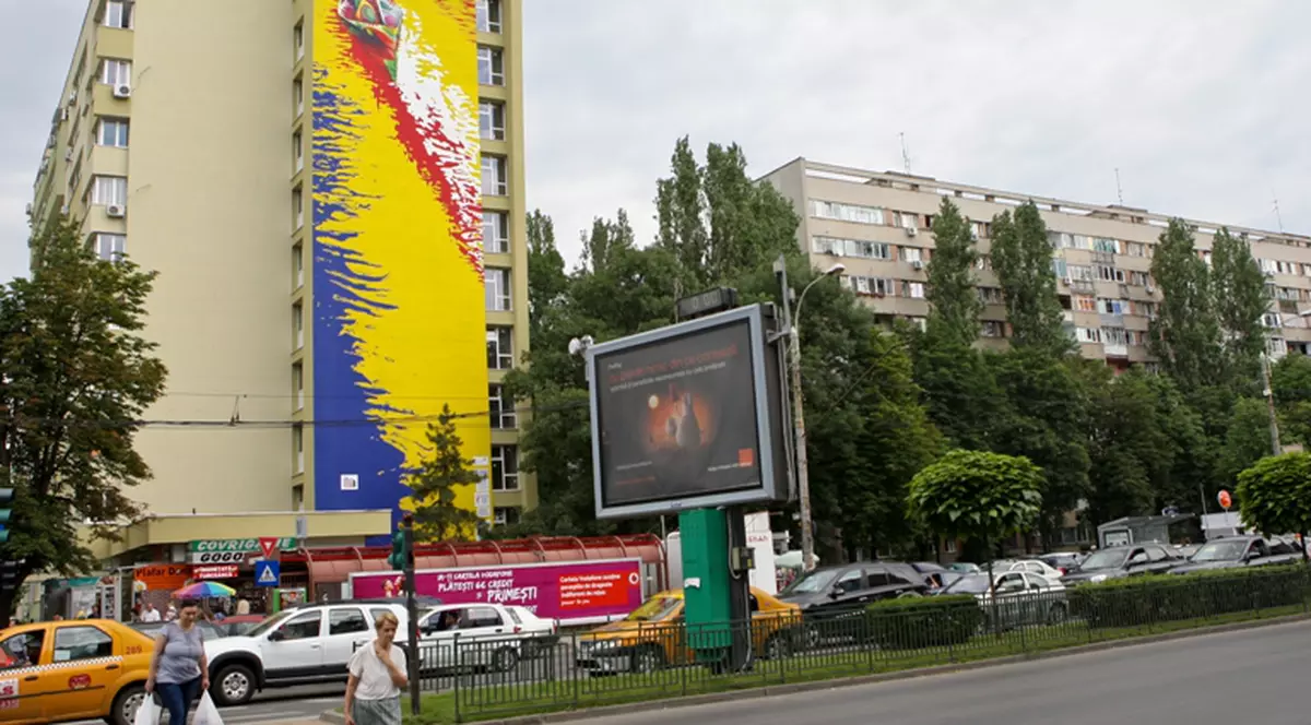 PREMIERĂ ÎN BUCUREŞTI: Artiştii au pictat un bloc. Îţi place cum arată?