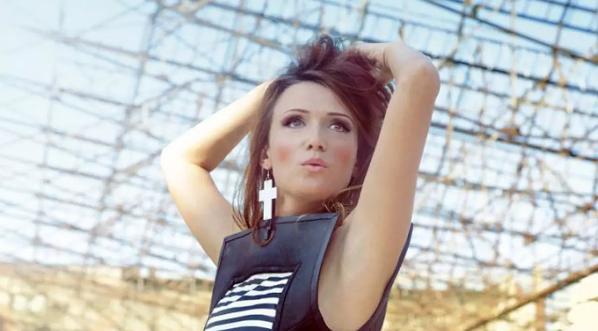 Carmen Negoiţă, pictorial într-o rochie gonflabilă! FOTO